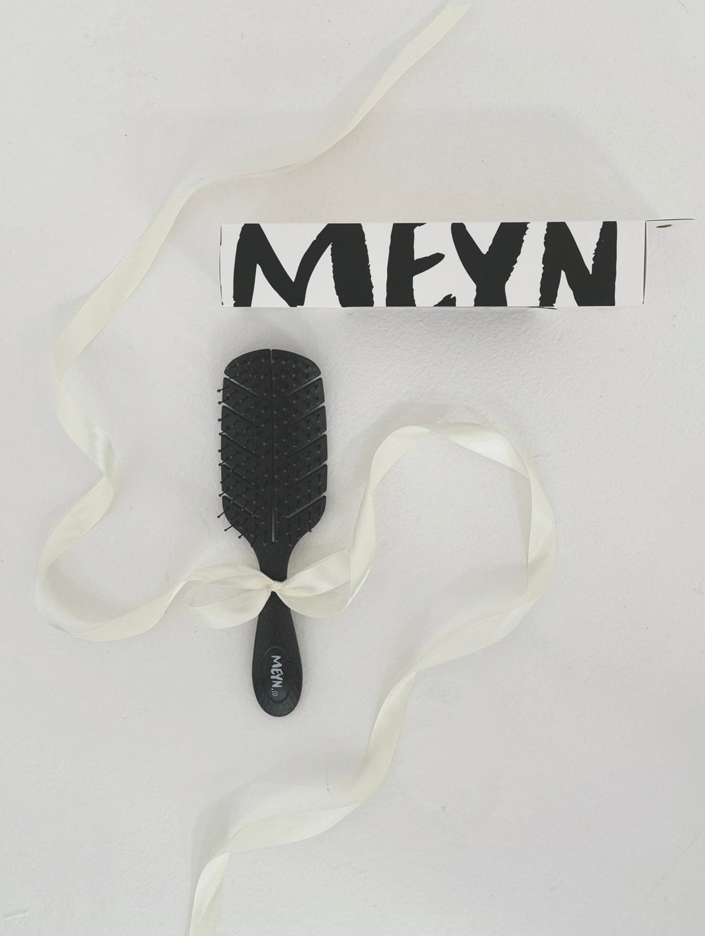 Signature Brush with packaging